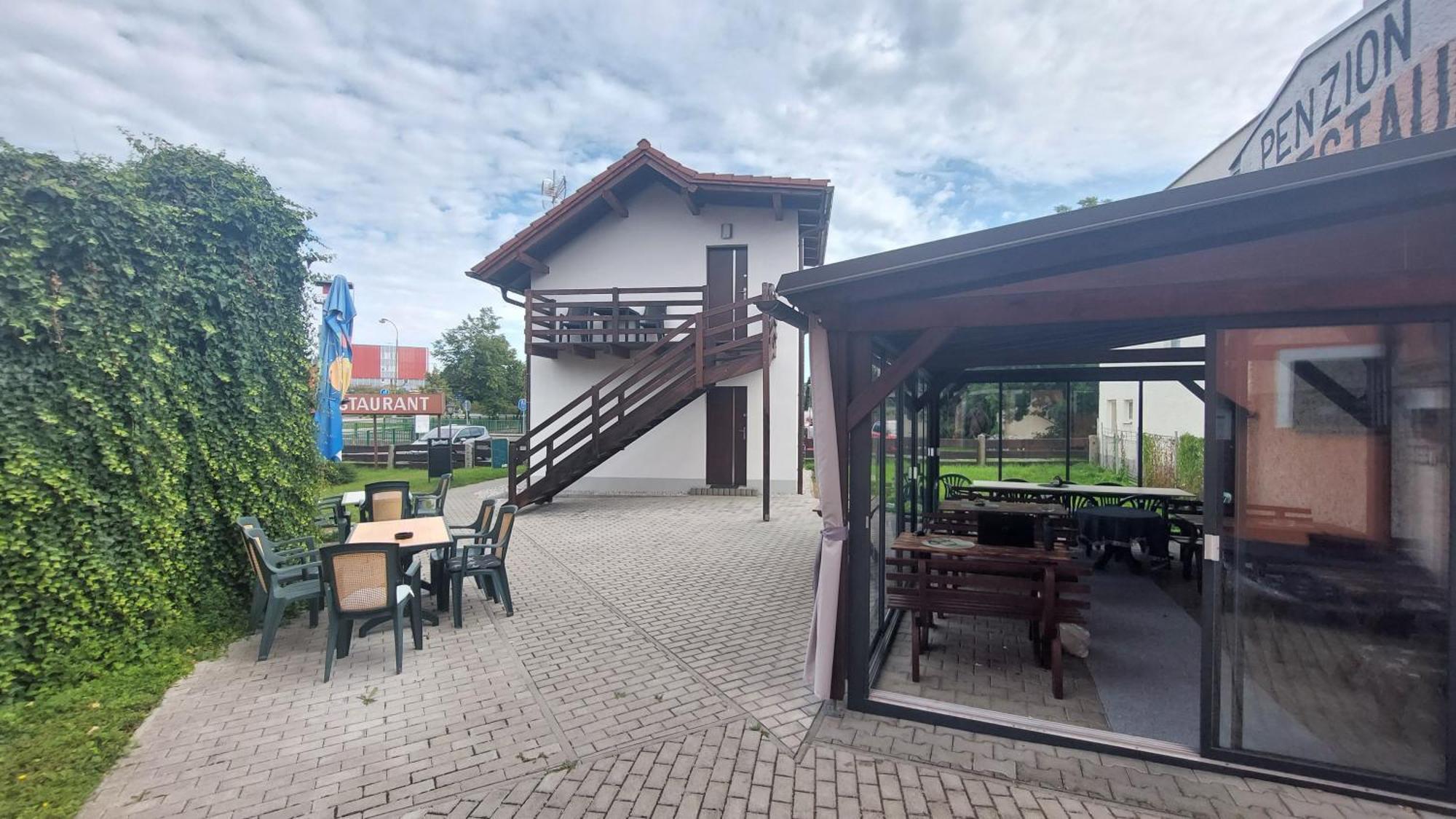 Penzion A Restaurace U Strnada Клатови Экстерьер фото