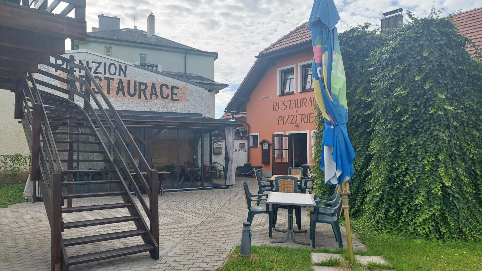 Penzion A Restaurace U Strnada Клатови Экстерьер фото